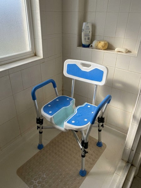 Scaun de dus NextWave®, reglabil pe inaltime, cu spatar, cotiere si sezut moale captusit cu EVA, scaun de bai — testimonial 1