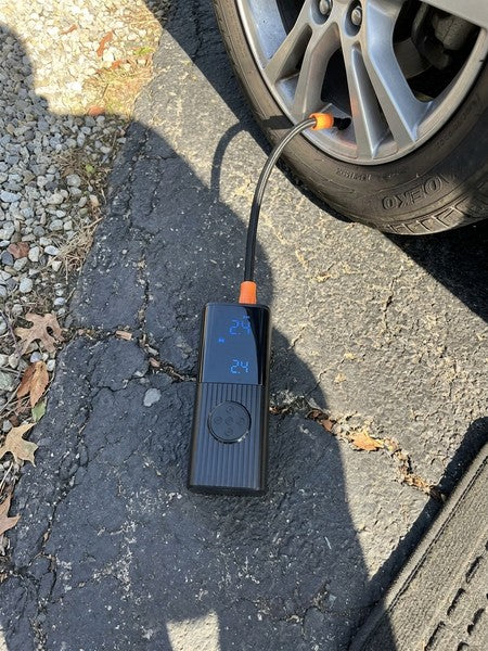 Compresor auto portabil digital NextWave®, baterie 7800 mAh reincarcabila, presiune 150 PSI, 4 moduri intelig — testimonial 1
