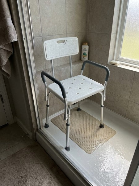 Scaun de dus si cada NextWave® cu spatar si brate captusite, inaltime reglabila 41–53 cm, suport greutate 160 — testimonial 1