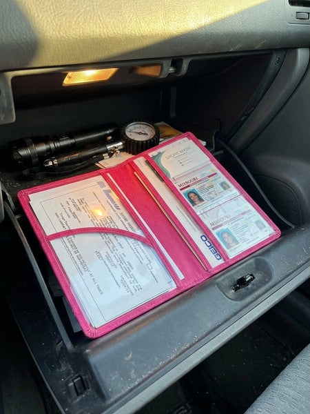 Organizator documente auto NextWave®️, port-document pentru inmatriculare si asigurare, mapa pliabila cu buzu — testimonial 2